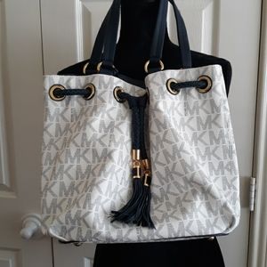 Michael kors bucket bag